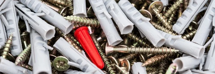 Ein Haufen Dübel und Schrauben.